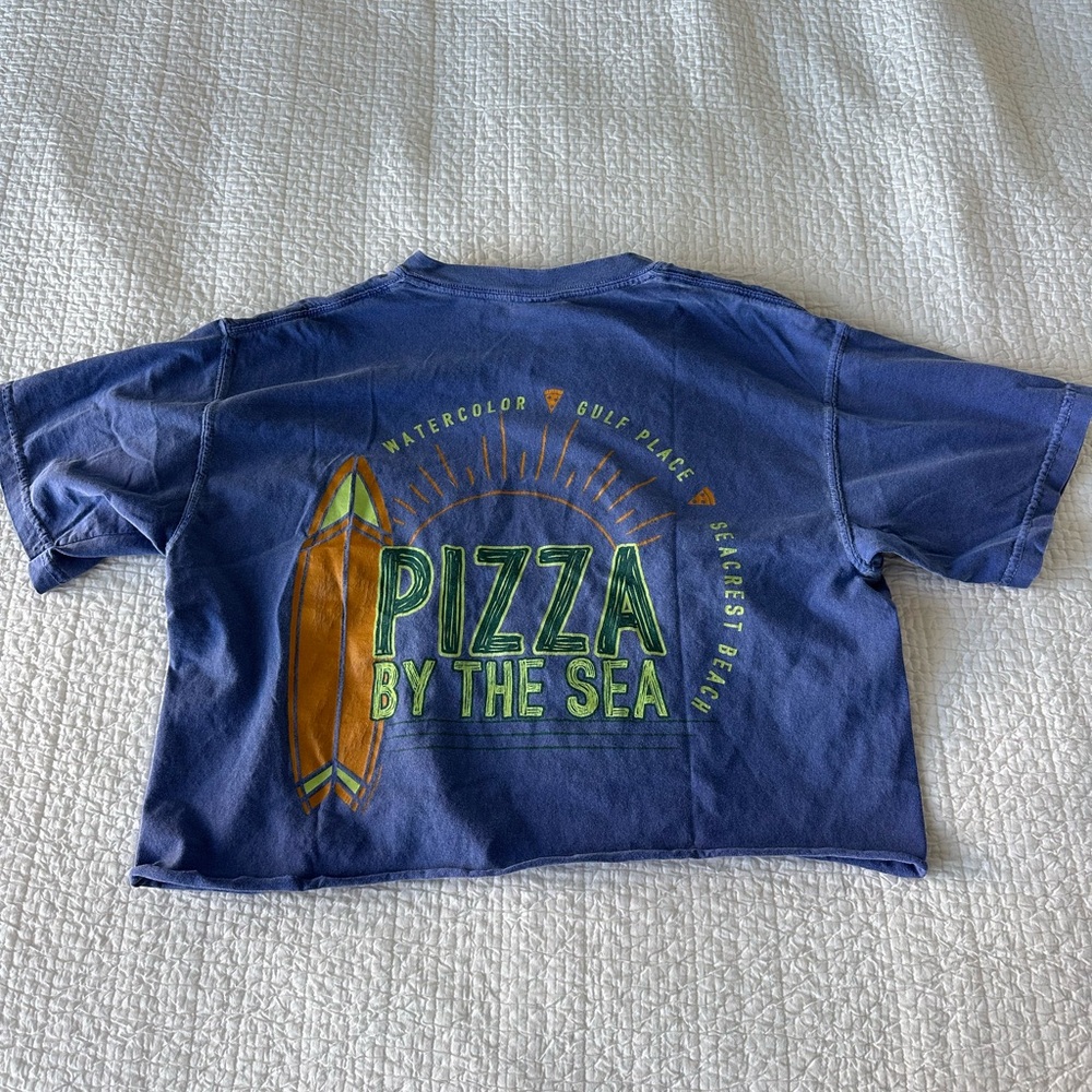 pizza by the sea cropped tee